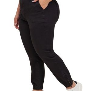 Torrid NWT Comfort Flex Stretch Twill Black Ankle Zip Jogger Pant Size 22 Short